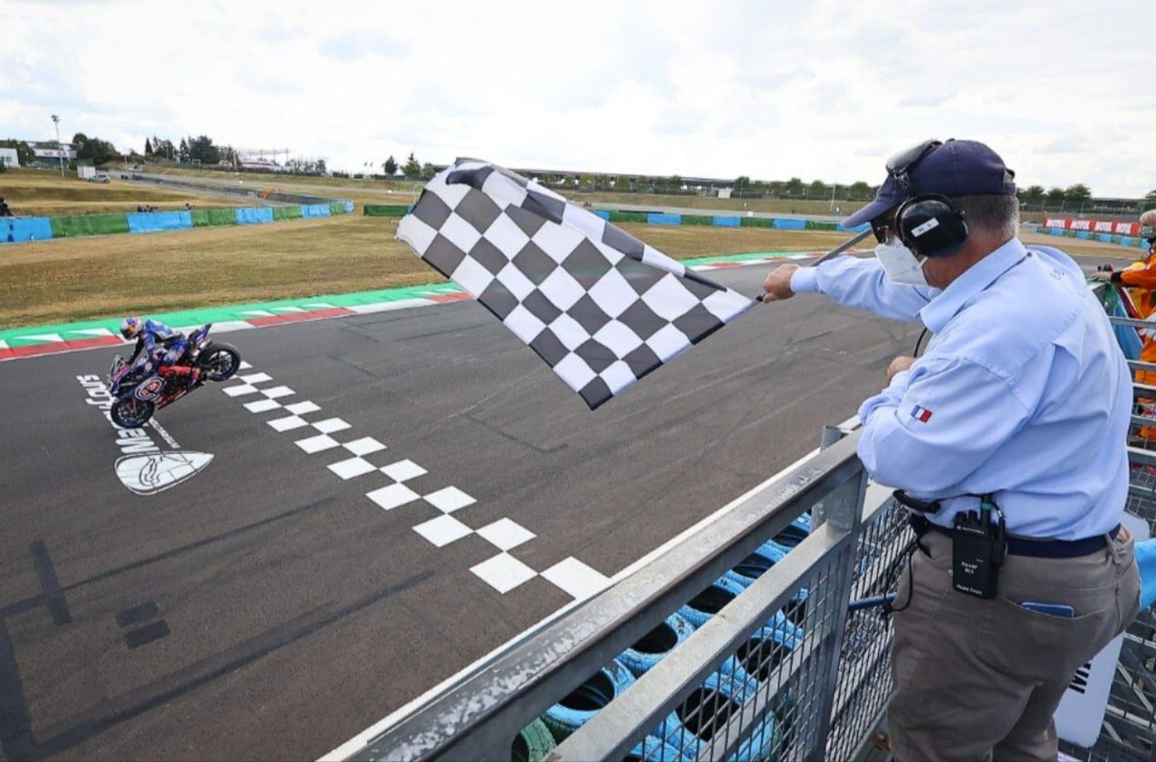 <div class='descrGalleryTitle'>SBK Magny Cours: la forza di Toprak!</div><div class='descrGalleryText'><p>Toprak Razgatlioglu sul <a href="https://www.dueruote.it/sport/sbk/2021/08/23/sbk-navarra-2021.html">tracciato francese</a> non fa sconti e solo la penalizzazione gli impedisce di fare tripletta. Rea però non molla. Alti e bassi per Redding sempre più staccato in classifica. Conferma il suo potenziale Locatelli<br>
</p>
<p>&nbsp;</p>
</div>